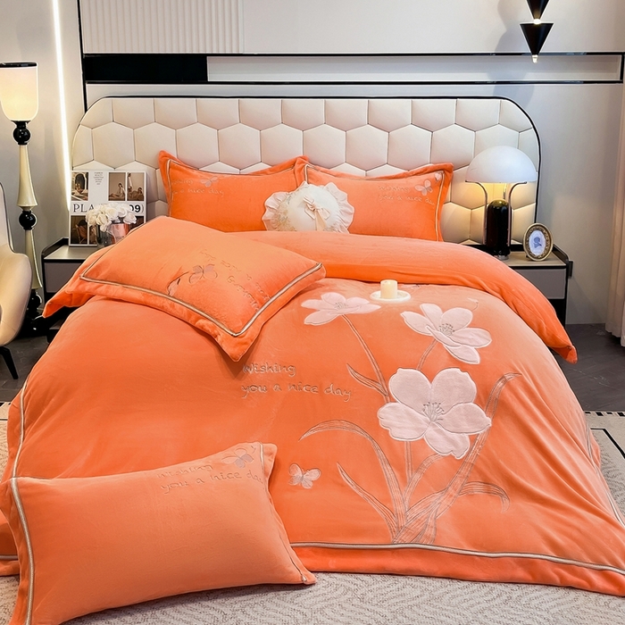 91家纺网 家纺一手货源 找家纺 孟鑫家纺 2025新款230克高克重宽边织带压线牛奶贴布绣花四件套-蝴蝶兰系列 蝴蝶兰-橙色