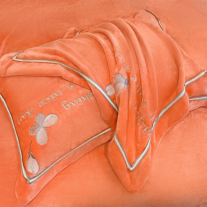 91家纺网 家纺一手货源 找家纺 孟鑫家纺 2025新款230克高克重宽边织带压线牛奶贴布绣花四件套-蝴蝶兰系列 蝴蝶兰-橙色