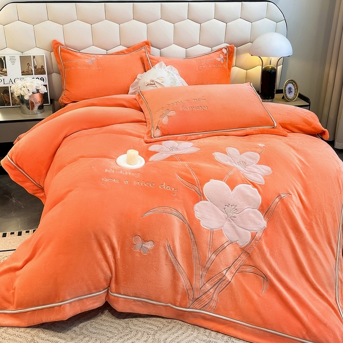 91家纺网 家纺一手货源 找家纺 孟鑫家纺 2025新款230克高克重宽边织带压线牛奶贴布绣花四件套-蝴蝶兰系列 蝴蝶兰-橙色