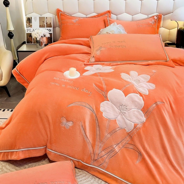 91家纺网 家纺一手货源 找家纺 孟鑫家纺 2025新款230克高克重宽边织带压线牛奶贴布绣花四件套-蝴蝶兰系列 蝴蝶兰-橙色