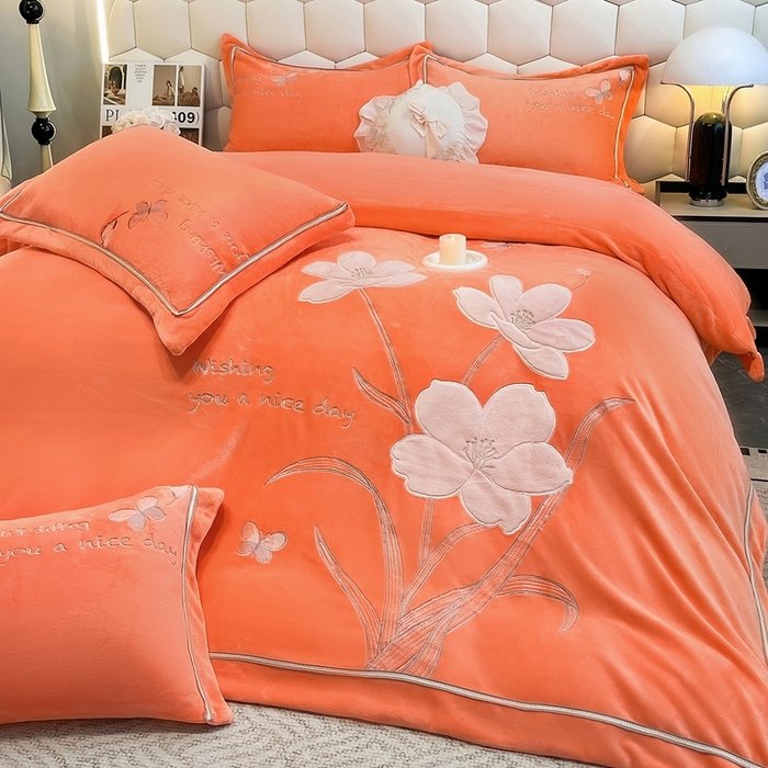 91家纺网 家纺一手货源 找家纺 孟鑫家纺 2025新款230克高克重宽边织带压线牛奶贴布绣花四件套-蝴蝶兰系列 蝴蝶兰-橙色