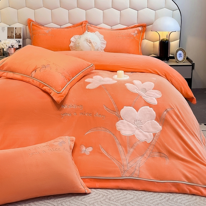 91家纺网 家纺一手货源 找家纺 孟鑫家纺 2025新款230克高克重宽边织带压线牛奶贴布绣花四件套-蝴蝶兰系列 蝴蝶兰-橙色