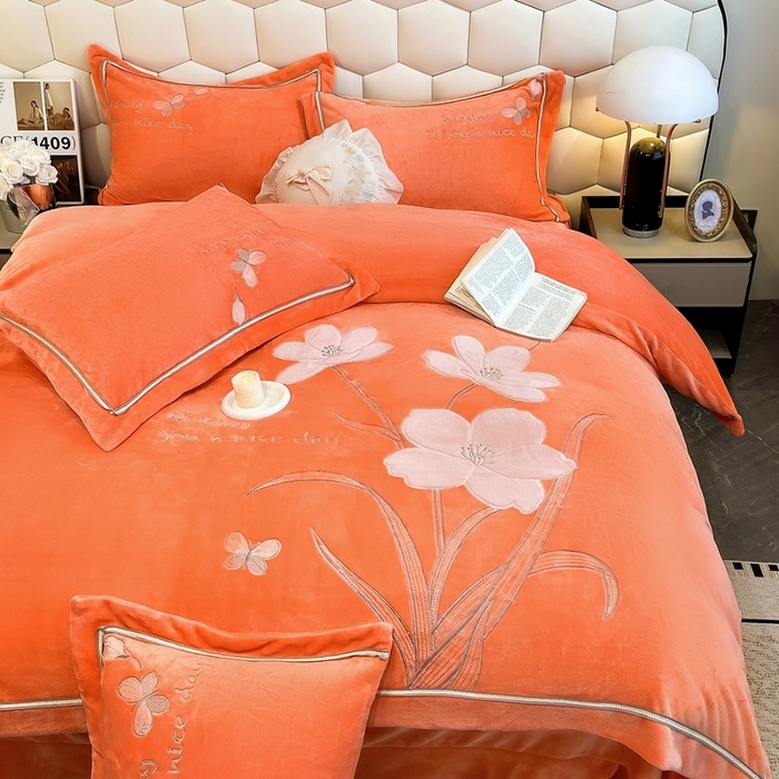 91家纺网 家纺一手货源 找家纺 孟鑫家纺 2025新款230克高克重宽边织带压线牛奶贴布绣花四件套-蝴蝶兰系列 蝴蝶兰-橙色