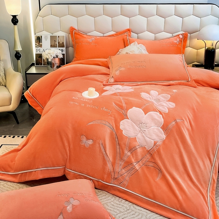 91家纺网 家纺一手货源 找家纺 孟鑫家纺 2025新款230克高克重宽边织带压线牛奶贴布绣花四件套-蝴蝶兰系列 蝴蝶兰-橙色