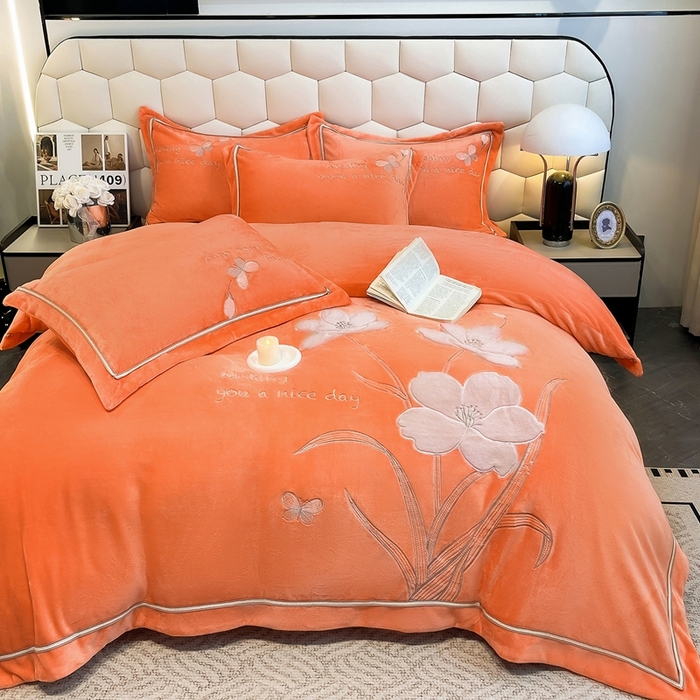 91家纺网 家纺一手货源 找家纺 孟鑫家纺 2025新款230克高克重宽边织带压线牛奶贴布绣花四件套-蝴蝶兰系列 蝴蝶兰-橙色