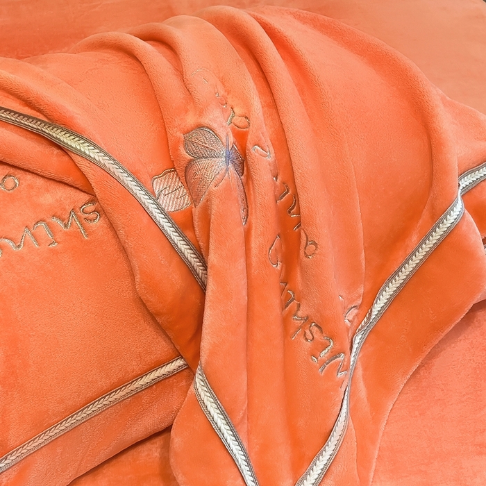 91家纺网 家纺一手货源 找家纺 孟鑫家纺 2025新款230克高克重宽边织带压线牛奶贴布绣花四件套-蝴蝶兰系列 蝴蝶兰-橙色