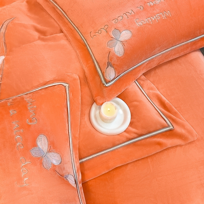 91家纺网 家纺一手货源 找家纺 孟鑫家纺 2025新款230克高克重宽边织带压线牛奶贴布绣花四件套-蝴蝶兰系列 蝴蝶兰-橙色