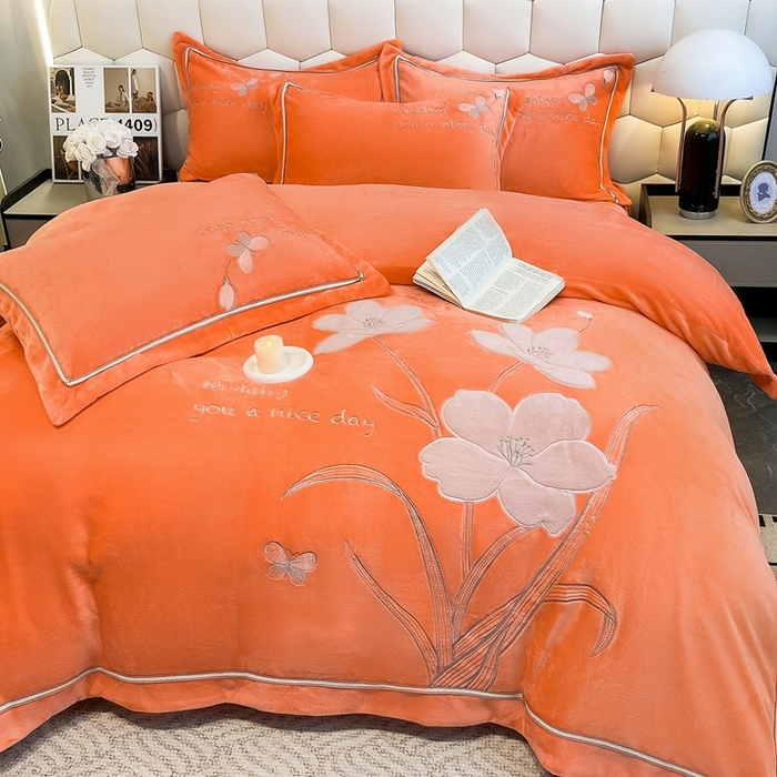 91家纺网 家纺一手货源 找家纺 孟鑫家纺 2025新款230克高克重宽边织带压线牛奶贴布绣花四件套-蝴蝶兰系列 蝴蝶兰-橙色