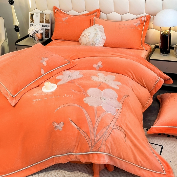 91家纺网 家纺一手货源 找家纺 孟鑫家纺 2025新款230克高克重宽边织带压线牛奶贴布绣花四件套-蝴蝶兰系列 蝴蝶兰-橙色