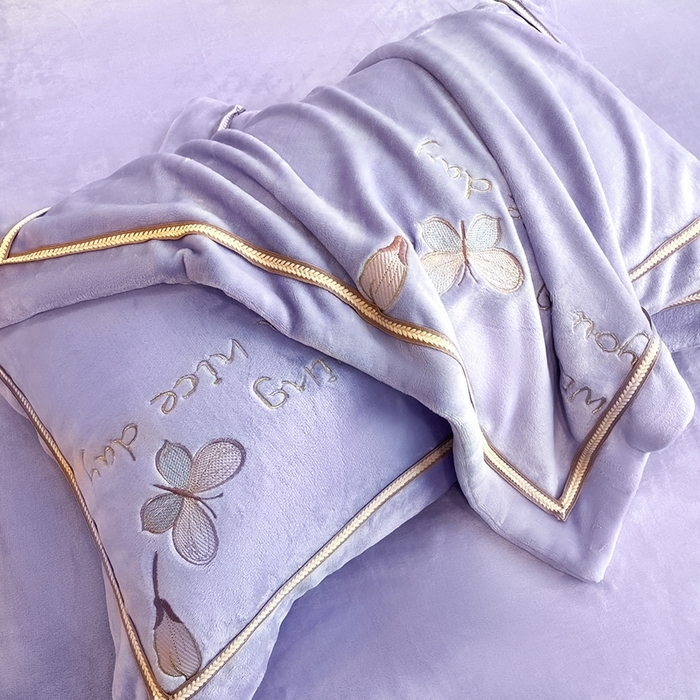 91家纺网 家纺一手货源 找家纺 （总）孟鑫家纺 2025新款230克高克重宽边织带压线牛奶贴布绣花四件套-蝴蝶兰系列