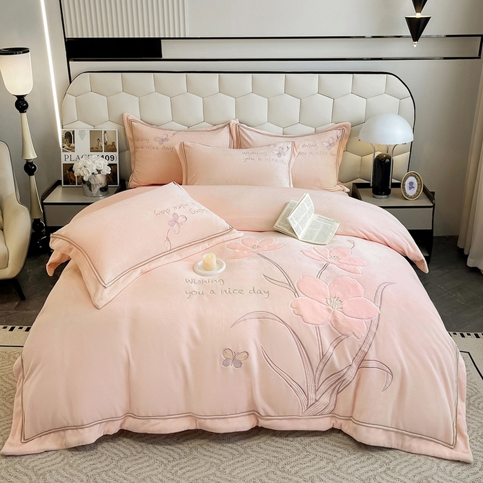 孟鑫家纺 2025新款230克高克重宽边织带压线牛奶贴布绣花四件套-蝴蝶兰系列 蝴蝶兰-粉玉色