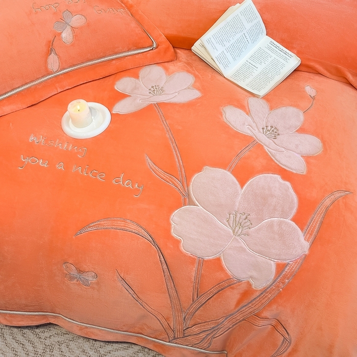 91家纺网 家纺一手货源 找家纺 孟鑫家纺 2025新款230克高克重宽边织带压线牛奶贴布绣花四件套-蝴蝶兰系列 蝴蝶兰-橙色