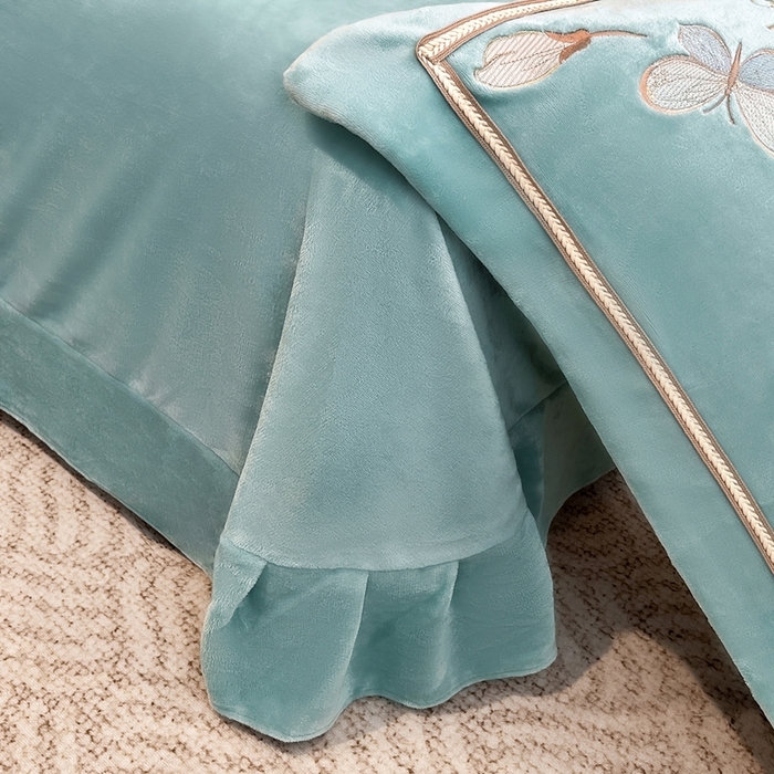 91家纺网 家纺一手货源 找家纺 孟鑫家纺 2025新款230克高克重宽边织带压线牛奶贴布绣花四件套-蝴蝶兰系列 蝴蝶兰-湖绿