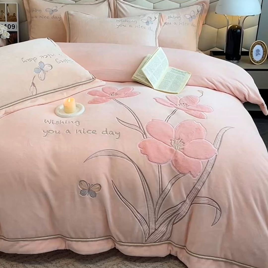 91家纺网 家纺一手货源 找家纺 孟鑫家纺 2025新款230克高克重宽边织带压线牛奶贴布绣花四件套-蝴蝶兰系列 蝴蝶兰-粉玉色