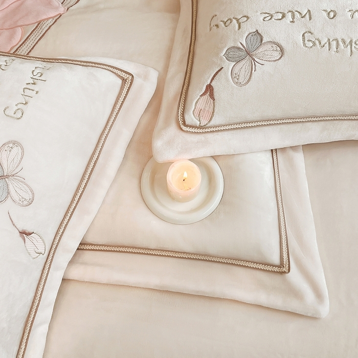 91家纺网 家纺一手货源 找家纺 孟鑫家纺 2025新款230克高克重宽边织带压线牛奶贴布绣花四件套-蝴蝶兰系列 蝴蝶兰-奶昔白