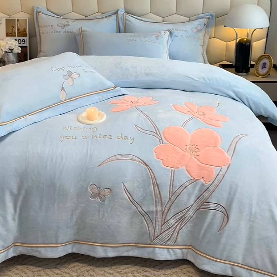 91家纺网 家纺一手货源 找家纺 孟鑫家纺 2025新款230克高克重宽边织带压线牛奶贴布绣花四件套-蝴蝶兰系列 蝴蝶兰-天兰