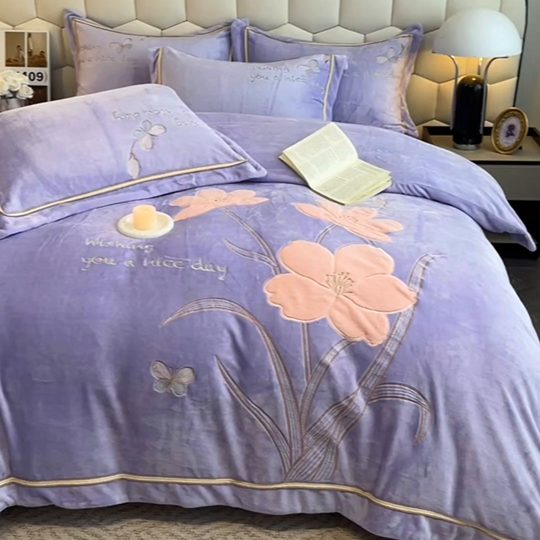 91家纺网 家纺一手货源 找家纺 （总）孟鑫家纺 2025新款230克高克重宽边织带压线牛奶贴布绣花四件套-蝴蝶兰系列