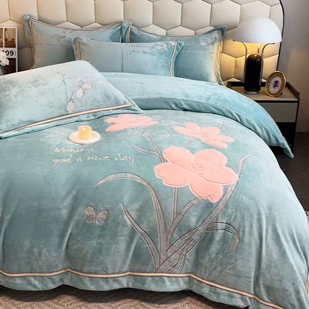 91家纺网 家纺一手货源 找家纺 孟鑫家纺 2025新款230克高克重宽边织带压线牛奶贴布绣花四件套-蝴蝶兰系列 蝴蝶兰-湖绿