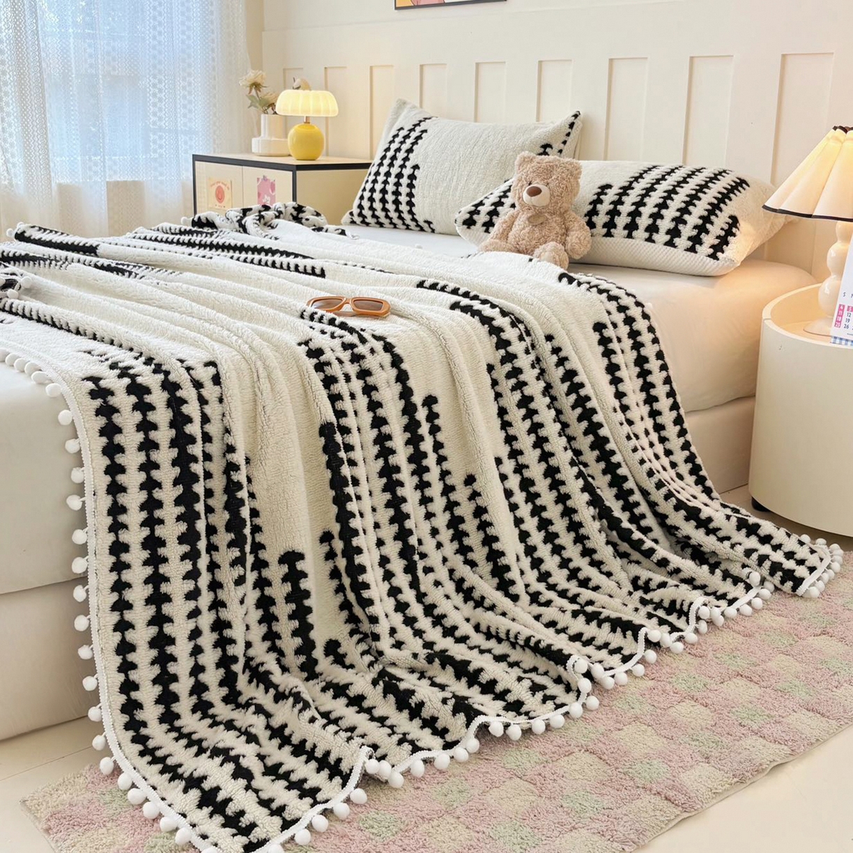 恋佳居 2025新款高克重提花舒棉绒吊球花边毛毯 节节高-黑色