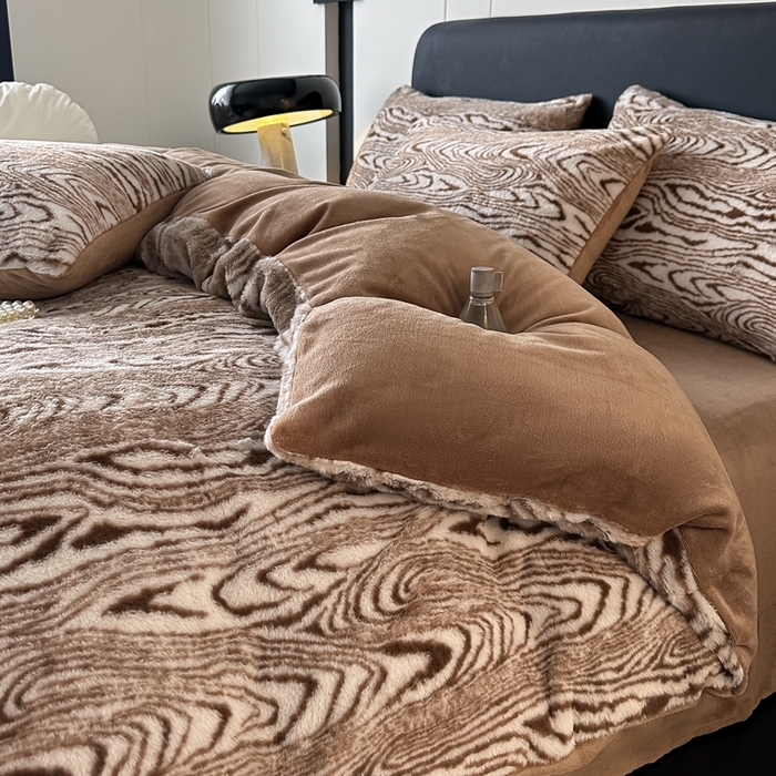 91家纺网 家纺一手货源 找家纺 居易简 2025新款亲肤保暖皮草绒牛奶绒AB面美拉德抽条兔毛绒四件套 静谧时光