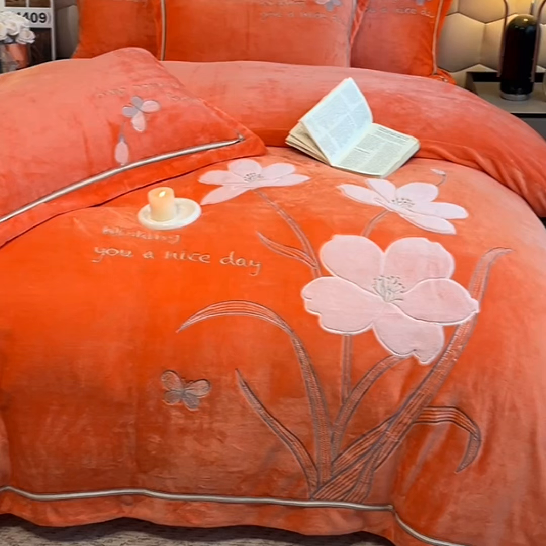 91家纺网 家纺一手货源 找家纺 孟鑫家纺 2025新款230克高克重宽边织带压线牛奶贴布绣花四件套-蝴蝶兰系列 蝴蝶兰-橙色