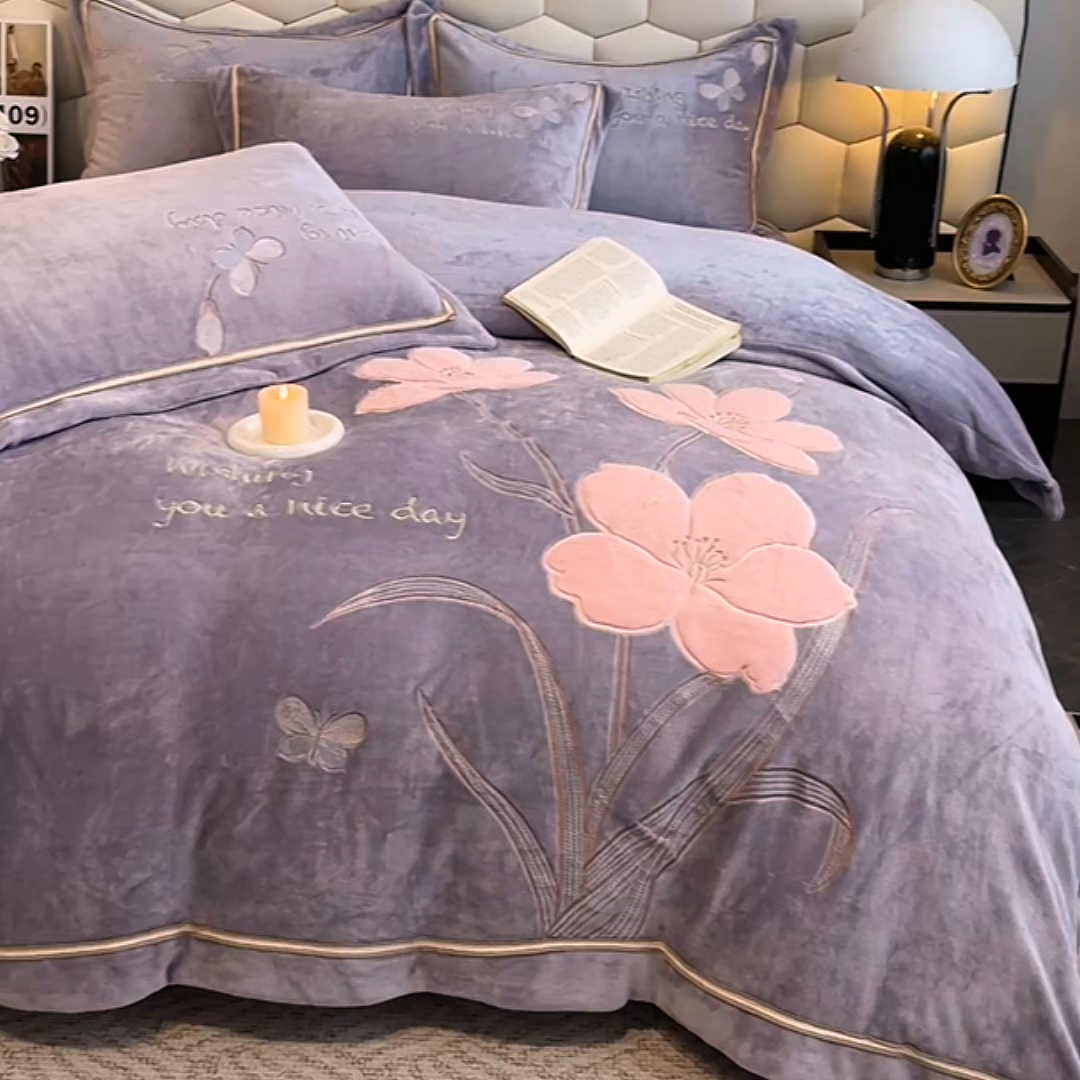 91家纺网 家纺一手货源 找家纺 孟鑫家纺 2025新款230克高克重宽边织带压线牛奶贴布绣花四件套-蝴蝶兰系列 蝴蝶兰-灰紫