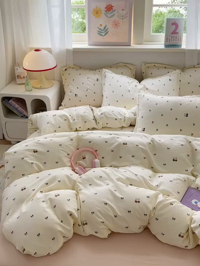 91家纺网 家纺一手货源 找家纺 德比尔斯 2025新款爆款韩国小布袋古法水洗棉云感棉四件套 樱桃蝴蝶结