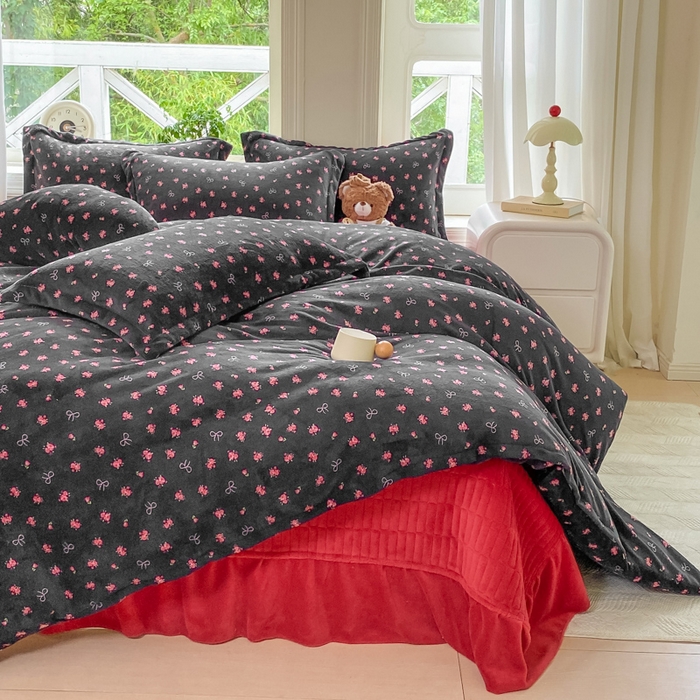 91家纺网 家纺一手货源 找家纺 （总）尚美 2025新款热卖款亲肤舒适加绒加厚牛奶绒花边床盖款四件套双面绒