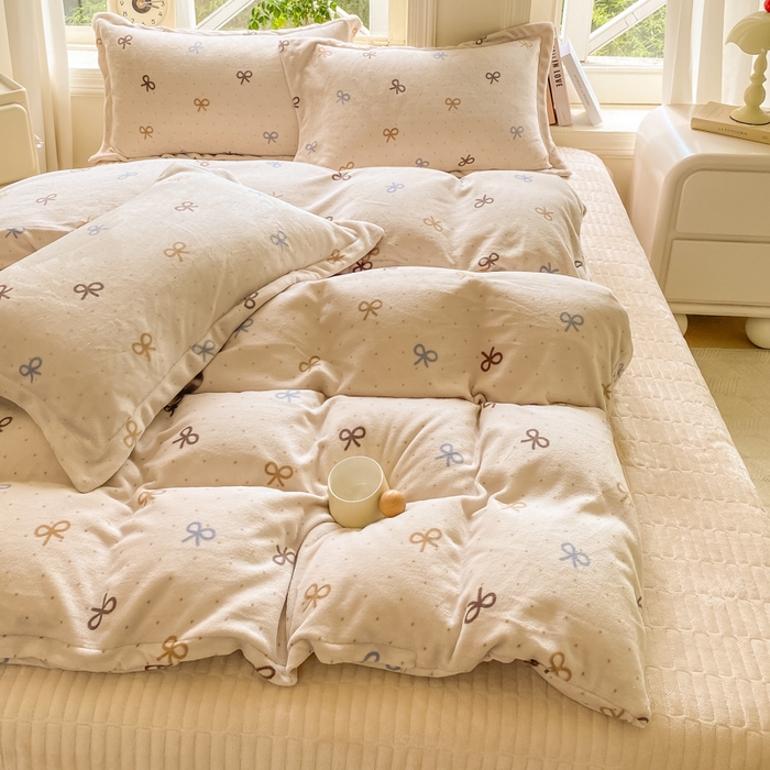 91家纺网 家纺一手货源 找家纺 尚美 2025新款热卖款亲肤舒适加绒加厚牛奶绒花边床盖款四件套双面绒 蝶舞AA