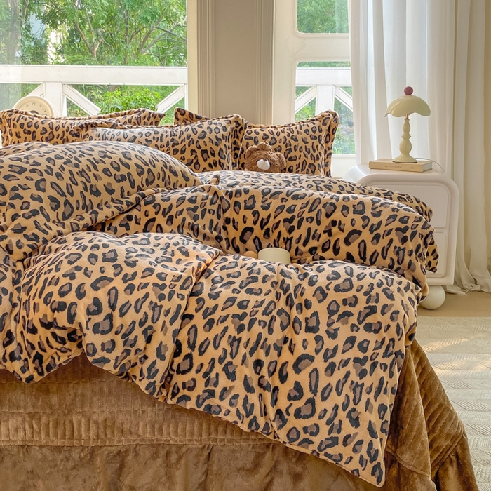 91家纺网 家纺一手货源 找家纺 尚美 2025新款热卖款亲肤舒适加绒加厚牛奶绒花边床盖款四件套双面绒 大卡豹纹