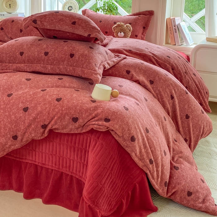 91家纺网 家纺一手货源 找家纺 尚美 2025新款热卖款亲肤舒适加绒加厚牛奶绒花边床盖款四件套双面绒 红心AA