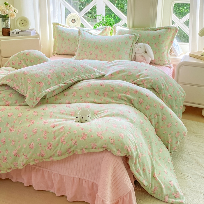 91家纺网 家纺一手货源 找家纺 尚美 2025新款热卖款亲肤舒适加绒加厚牛奶绒花边床盖款四件套双面绒 梦情