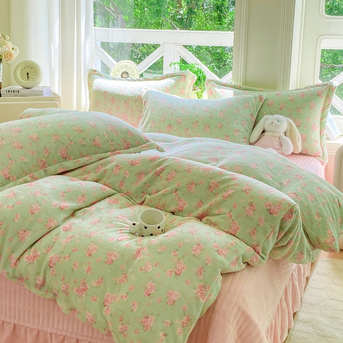 91家纺网 家纺一手货源 找家纺 尚美 2025新款热卖款亲肤舒适加绒加厚牛奶绒花边床盖款四件套双面绒 梦情