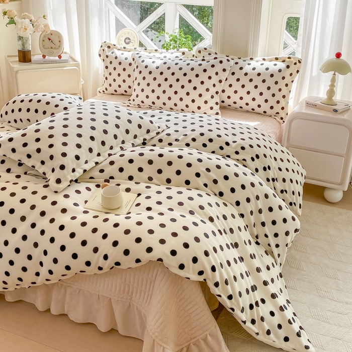 91家纺网 家纺一手货源 找家纺 尚美 2025新款热卖款亲肤舒适加绒加厚牛奶绒花边床盖款四件套双面绒 米色圆点