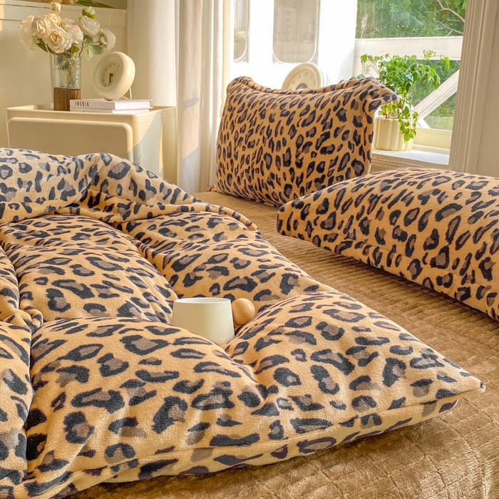 91家纺网 家纺一手货源 找家纺 尚美 2025新款热卖款亲肤舒适加绒加厚牛奶绒花边床盖款四件套双面绒 大卡豹纹