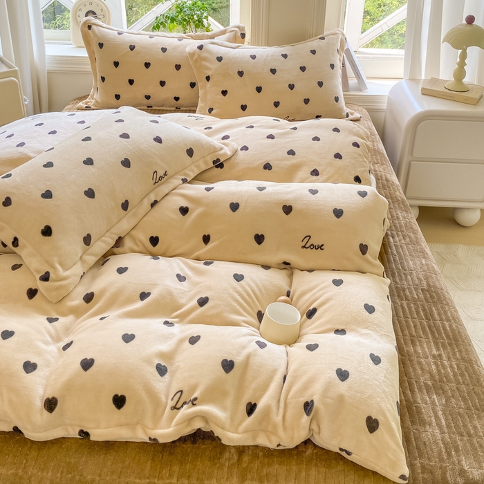 91家纺网 家纺一手货源 找家纺 尚美 2025新款热卖款亲肤舒适加绒加厚牛奶绒花边床盖款四件套双面绒 爱心字母