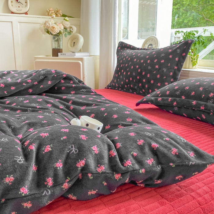 91家纺网 家纺一手货源 找家纺 尚美 2025新款热卖款亲肤舒适加绒加厚牛奶绒花边床盖款四件套双面绒 满情AA