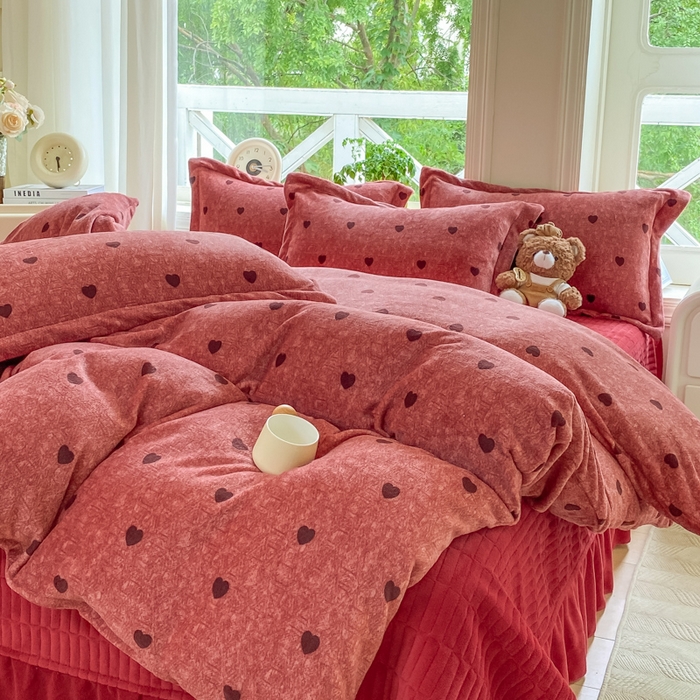 91家纺网 家纺一手货源 找家纺 尚美 2025新款热卖款亲肤舒适加绒加厚牛奶绒花边床盖款四件套双面绒 红心AA