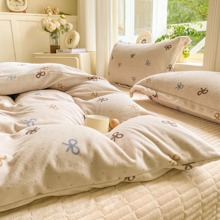 91家纺网 家纺一手货源 找家纺 尚美 2025新款热卖款亲肤舒适加绒加厚牛奶绒花边床盖款四件套双面绒 蝶舞AA