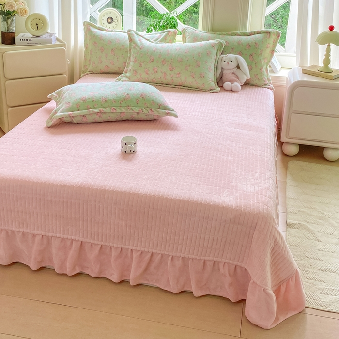 91家纺网 家纺一手货源 找家纺 尚美 2025新款热卖款亲肤舒适加绒加厚牛奶绒花边床盖款四件套双面绒 梦情