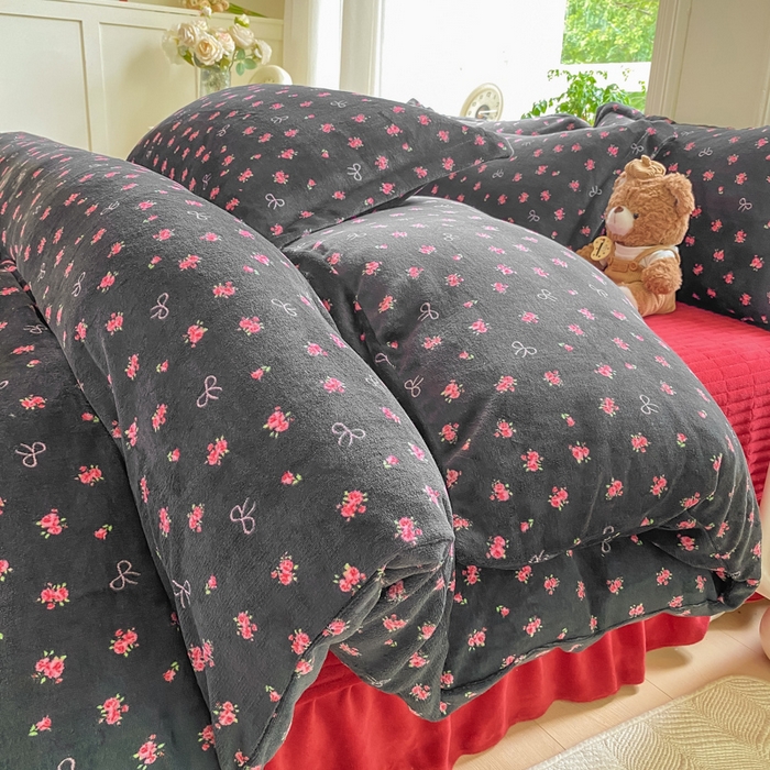 91家纺网 家纺一手货源 找家纺 尚美 2025新款热卖款亲肤舒适加绒加厚牛奶绒花边床盖款四件套双面绒 满情AA