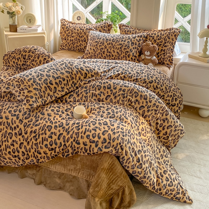 91家纺网 家纺一手货源 找家纺 尚美 2025新款热卖款亲肤舒适加绒加厚牛奶绒花边床盖款四件套双面绒 大卡豹纹