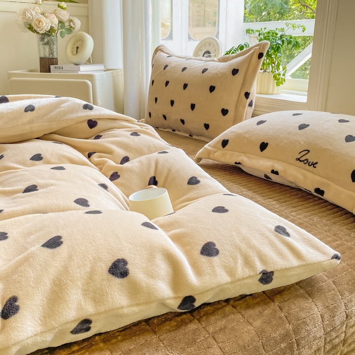 91家纺网 家纺一手货源 找家纺 尚美 2025新款热卖款亲肤舒适加绒加厚牛奶绒花边床盖款四件套双面绒 爱心字母