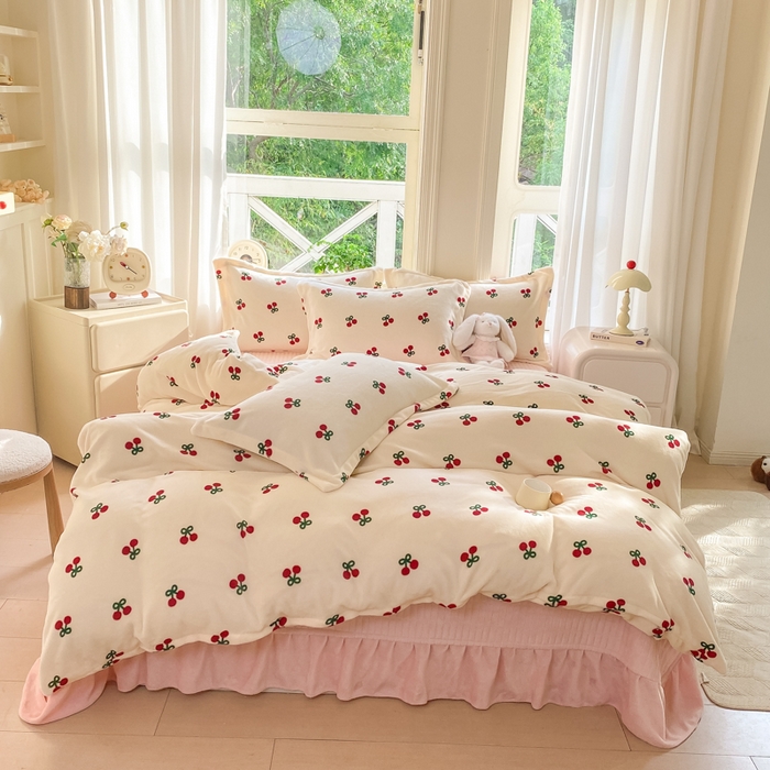 91家纺网 家纺一手货源 找家纺 尚美 2025新款热卖款亲肤舒适加绒加厚牛奶绒花边床盖款四件套双面绒 樱红AA