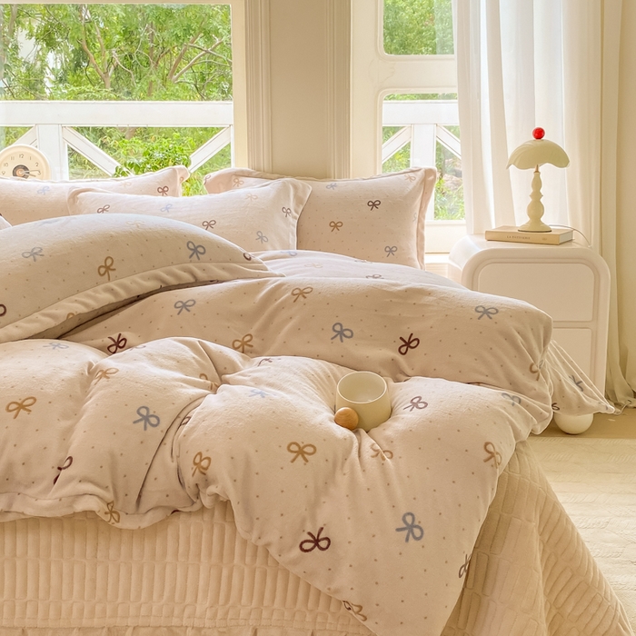 91家纺网 家纺一手货源 找家纺 尚美 2025新款热卖款亲肤舒适加绒加厚牛奶绒花边床盖款四件套双面绒 蝶舞AA