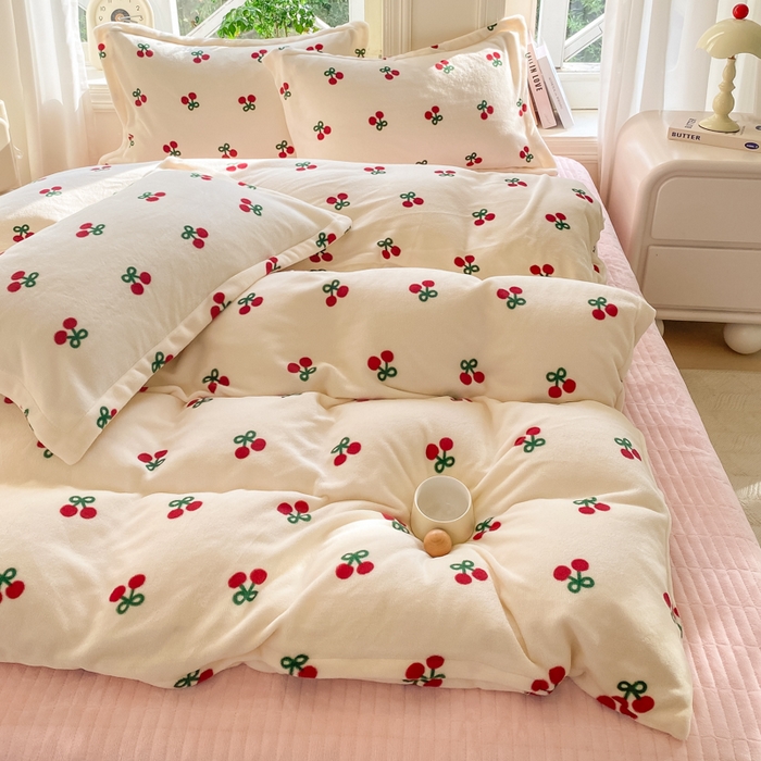 91家纺网 家纺一手货源 找家纺 尚美 2025新款热卖款亲肤舒适加绒加厚牛奶绒花边床盖款四件套双面绒 樱红AA