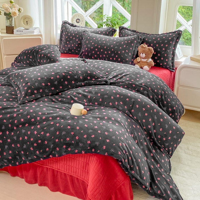 91家纺网 家纺一手货源 找家纺 尚美 2025新款热卖款亲肤舒适加绒加厚牛奶绒花边床盖款四件套双面绒 满情AA