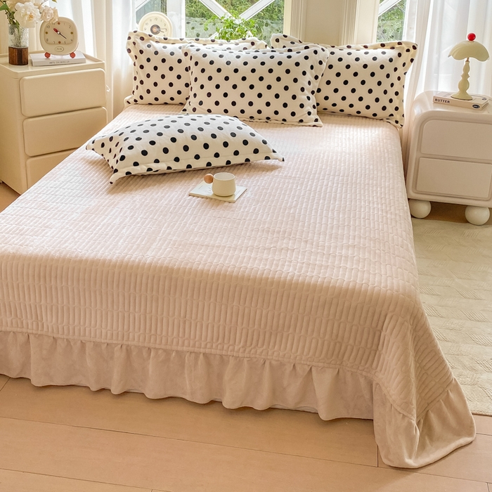 91家纺网 家纺一手货源 找家纺 尚美 2025新款热卖款亲肤舒适加绒加厚牛奶绒花边床盖款四件套双面绒 米色圆点