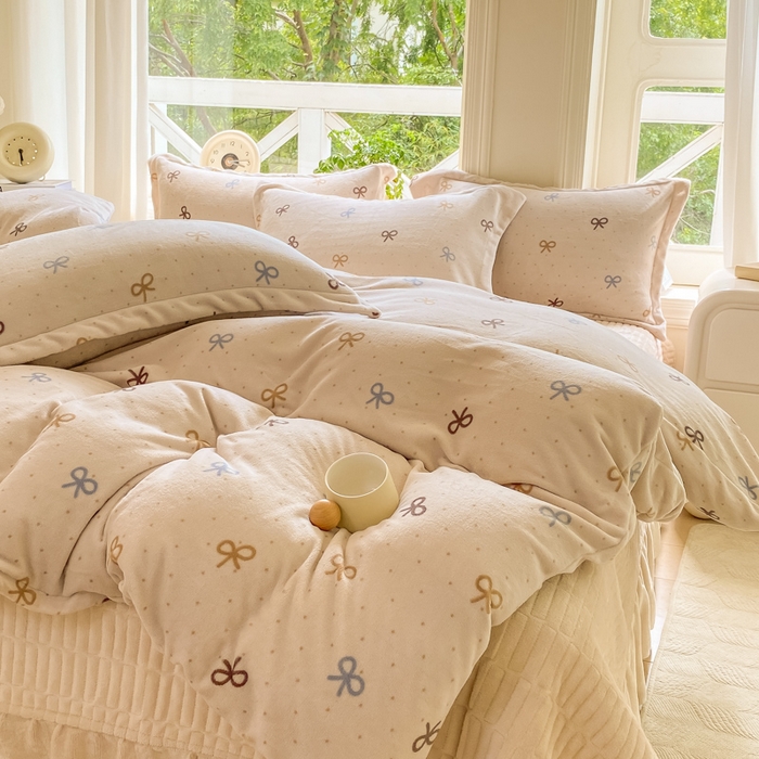 91家纺网 家纺一手货源 找家纺 尚美 2025新款热卖款亲肤舒适加绒加厚牛奶绒花边床盖款四件套双面绒 蝶舞AA