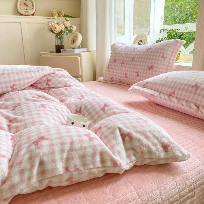 91家纺网 家纺一手货源 找家纺 尚美 2025新款热卖款亲肤舒适加绒加厚牛奶绒花边床盖款四件套双面绒 双拼蝴蝶粉